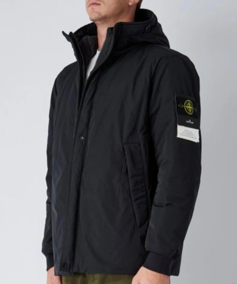[正規品][新品] STONE ISLAND メンズ マイクロツイル プリマロフト フード付パディングジャケット ブラック (サイズXL)