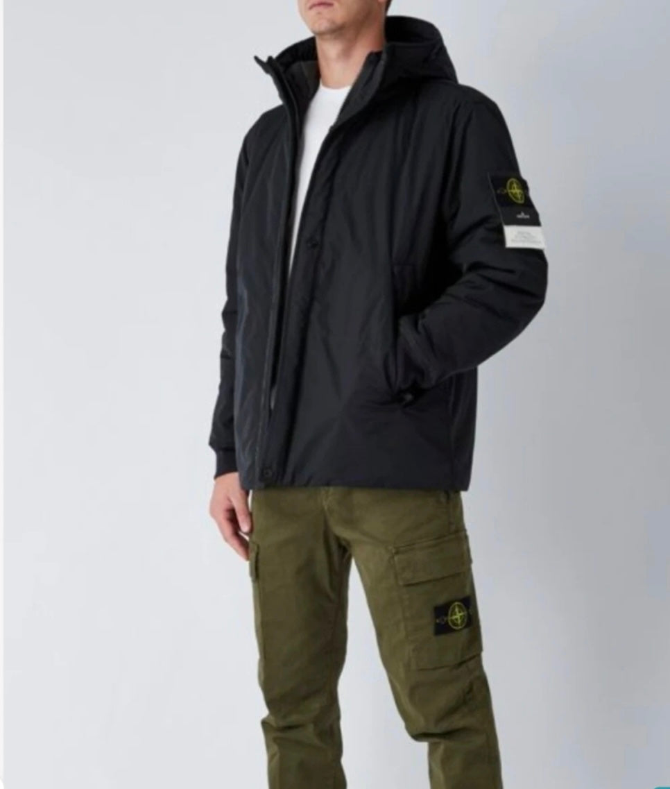 [正規品][新品] STONE ISLAND メンズ マイクロツイル プリマロフト フード付パディングジャケット ブラック (サイズXL)