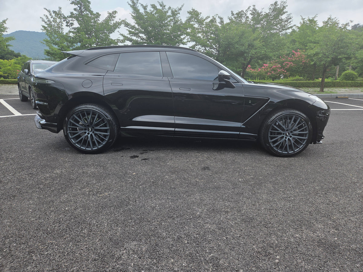[정식출고] 애스턴마틴 DBX707 4.0 V8 AWD | 707PS | 23인치 포지드 휠 | 카본 세라믹 브레이크 | 7,400kmkm